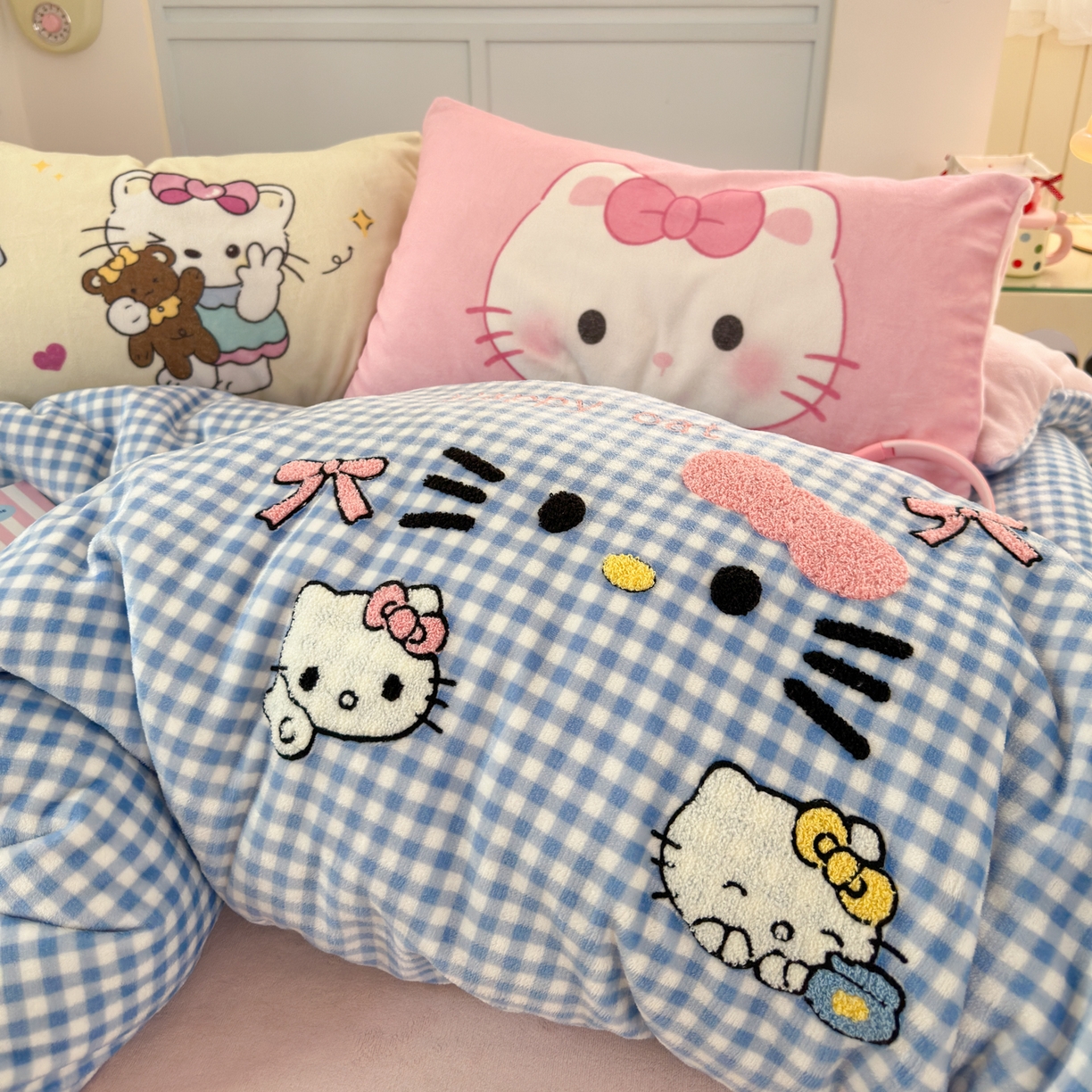 91家纺网 家纺一手货源 找家纺 一霖家纺 2025新款小清新牛奶绒毛巾绣四件套-第二波 绒蕾拉小猫