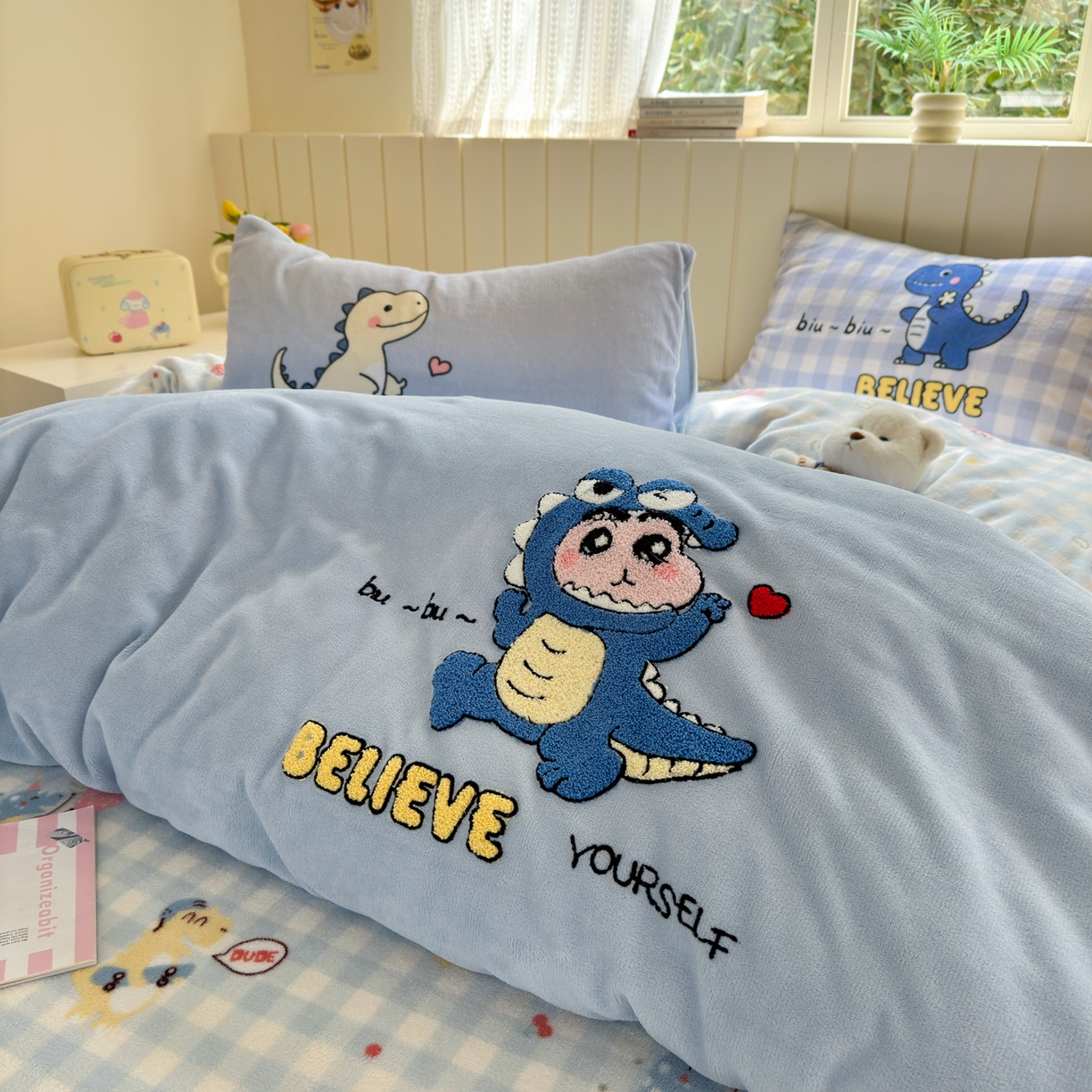 91家纺网 家纺一手货源 找家纺 一霖家纺 2025新款小清新牛奶绒毛巾绣四件套-第二波 魔法恐龙