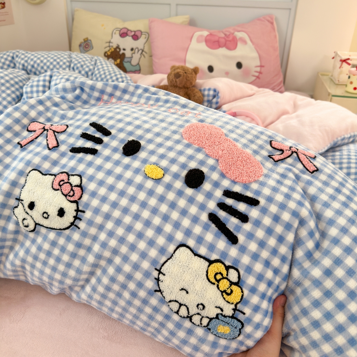 91家纺网 家纺一手货源 找家纺 一霖家纺 2025新款小清新牛奶绒毛巾绣四件套-第二波 绒蕾拉小猫