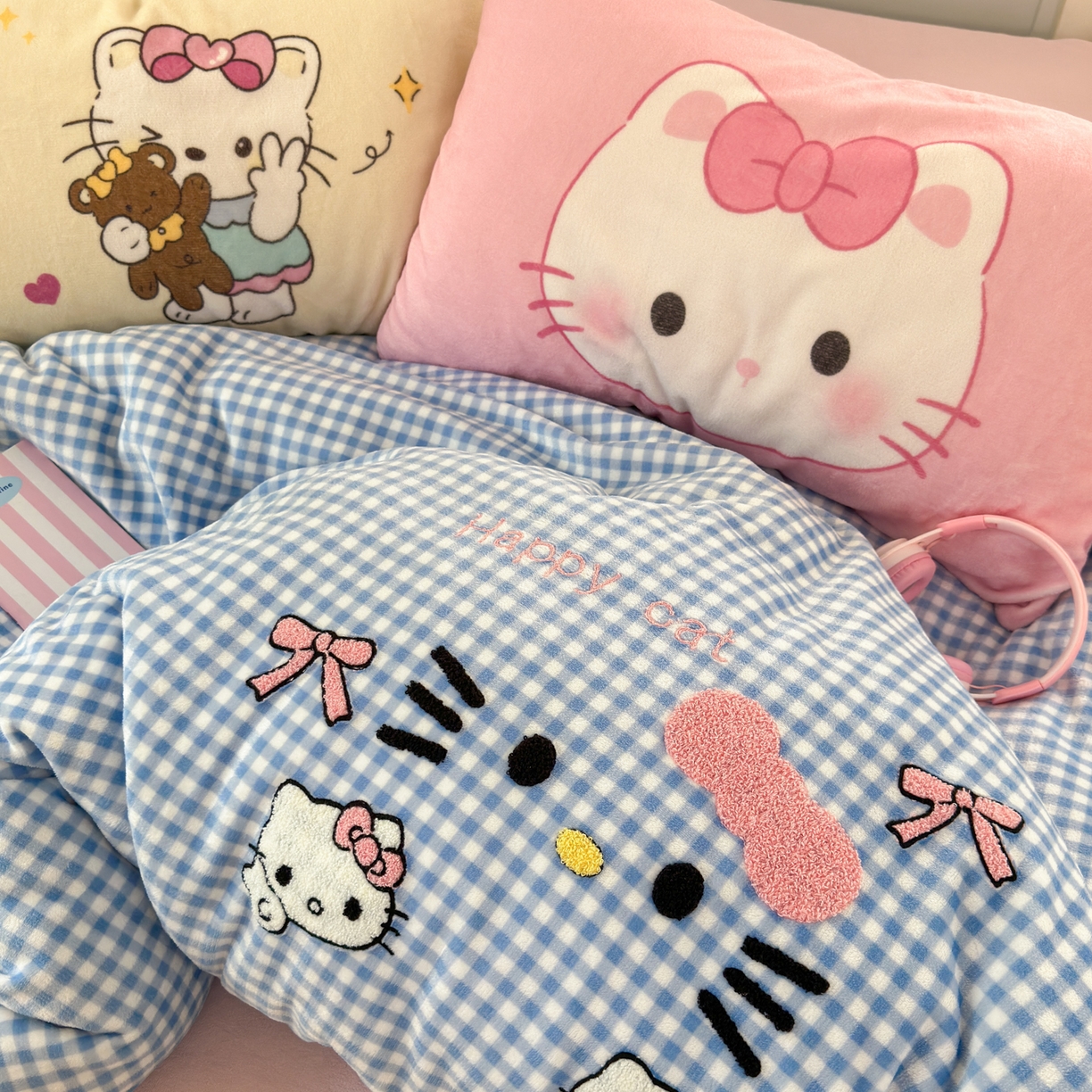 91家纺网 家纺一手货源 找家纺 一霖家纺 2025新款小清新牛奶绒毛巾绣四件套-第二波 绒蕾拉小猫