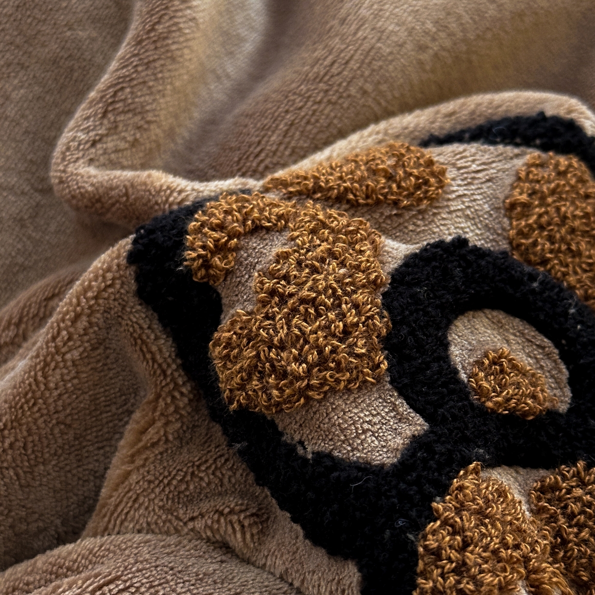 91家纺网 家纺一手货源 找家纺 一霖家纺 2025新款小清新牛奶绒毛巾绣四件套-第二波 黑皮KT咖