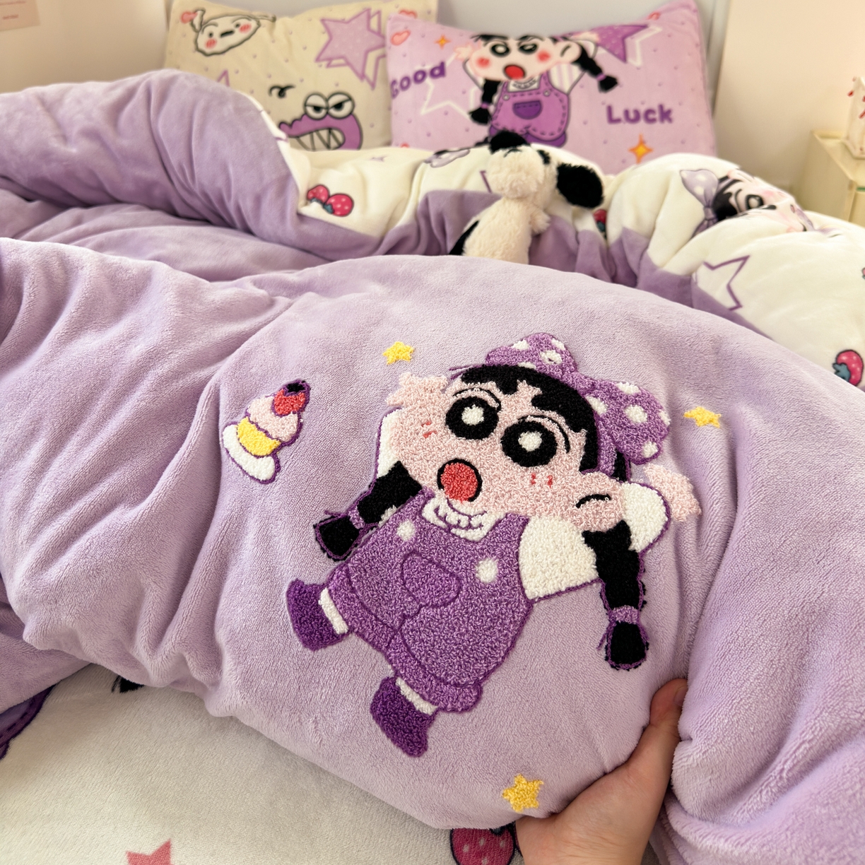 91家纺网 家纺一手货源 找家纺 一霖家纺 2025新款小清新牛奶绒毛巾绣四件套-第二波 甜品小新紫绒