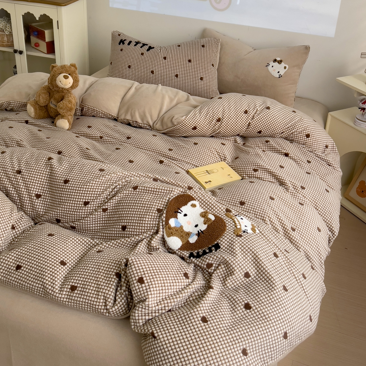 91家纺网 家纺一手货源 找家纺 一霖家纺 2025新款小清新牛奶绒毛巾绣四件套-第二波 咖啡小猫