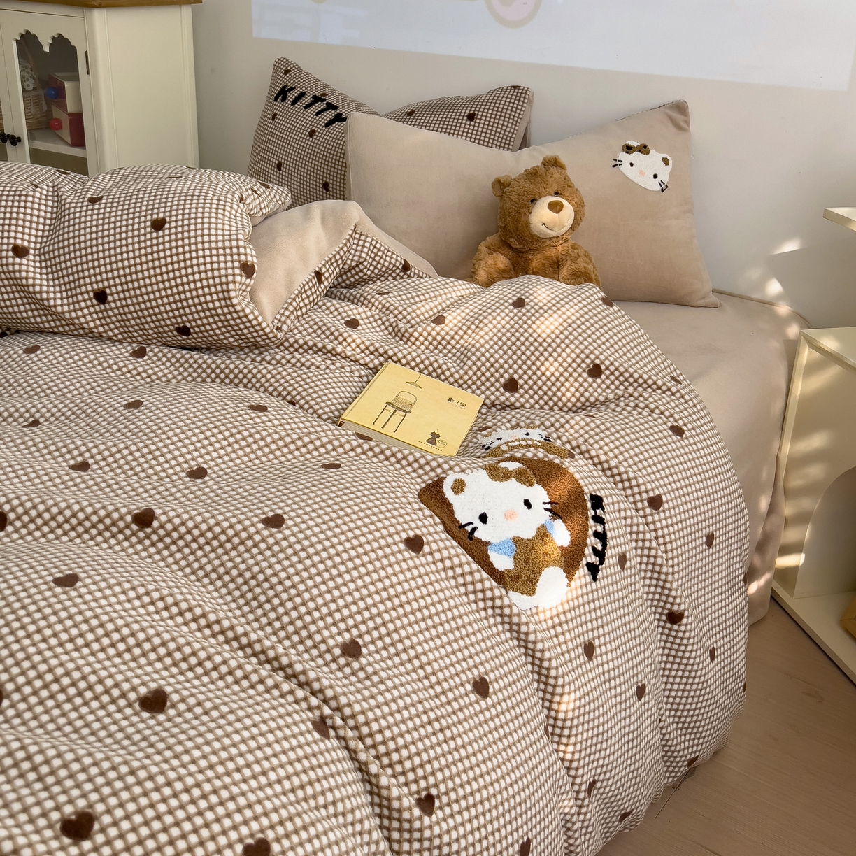 91家纺网 家纺一手货源 找家纺 一霖家纺 2025新款小清新牛奶绒毛巾绣四件套-第二波 咖啡小猫