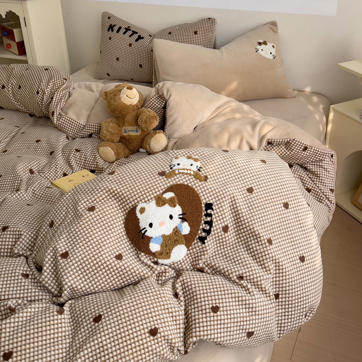 91家纺网 家纺一手货源 找家纺 一霖家纺 2025新款小清新牛奶绒毛巾绣四件套-第二波 咖啡小猫