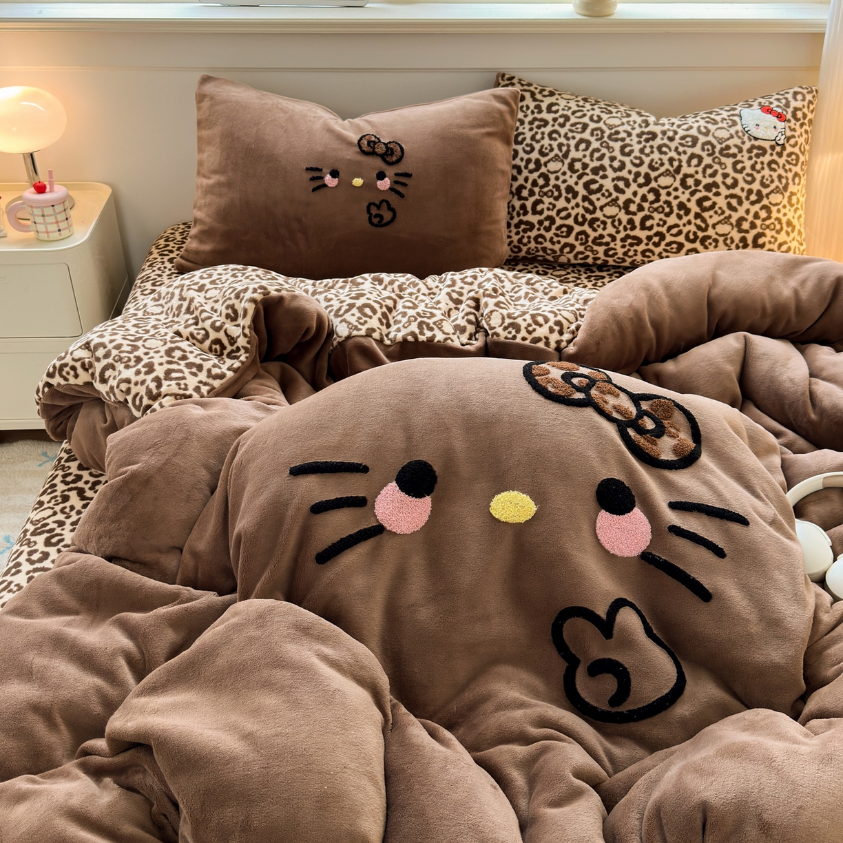 91家纺网 家纺一手货源 找家纺 一霖家纺 2025新款小清新牛奶绒毛巾绣四件套-第二波 黑皮KT咖