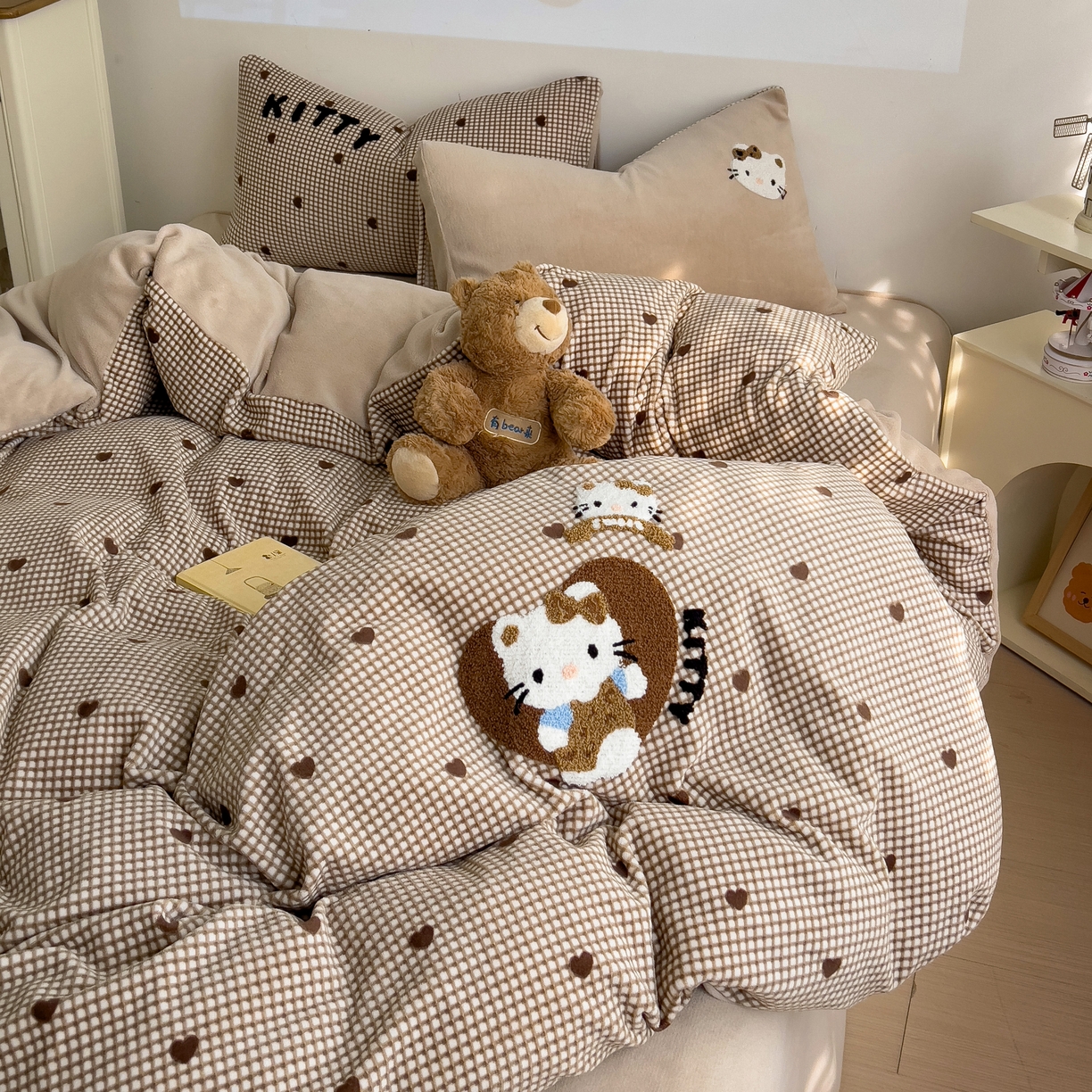 91家纺网 家纺一手货源 找家纺 一霖家纺 2025新款小清新牛奶绒毛巾绣四件套-第二波 咖啡小猫