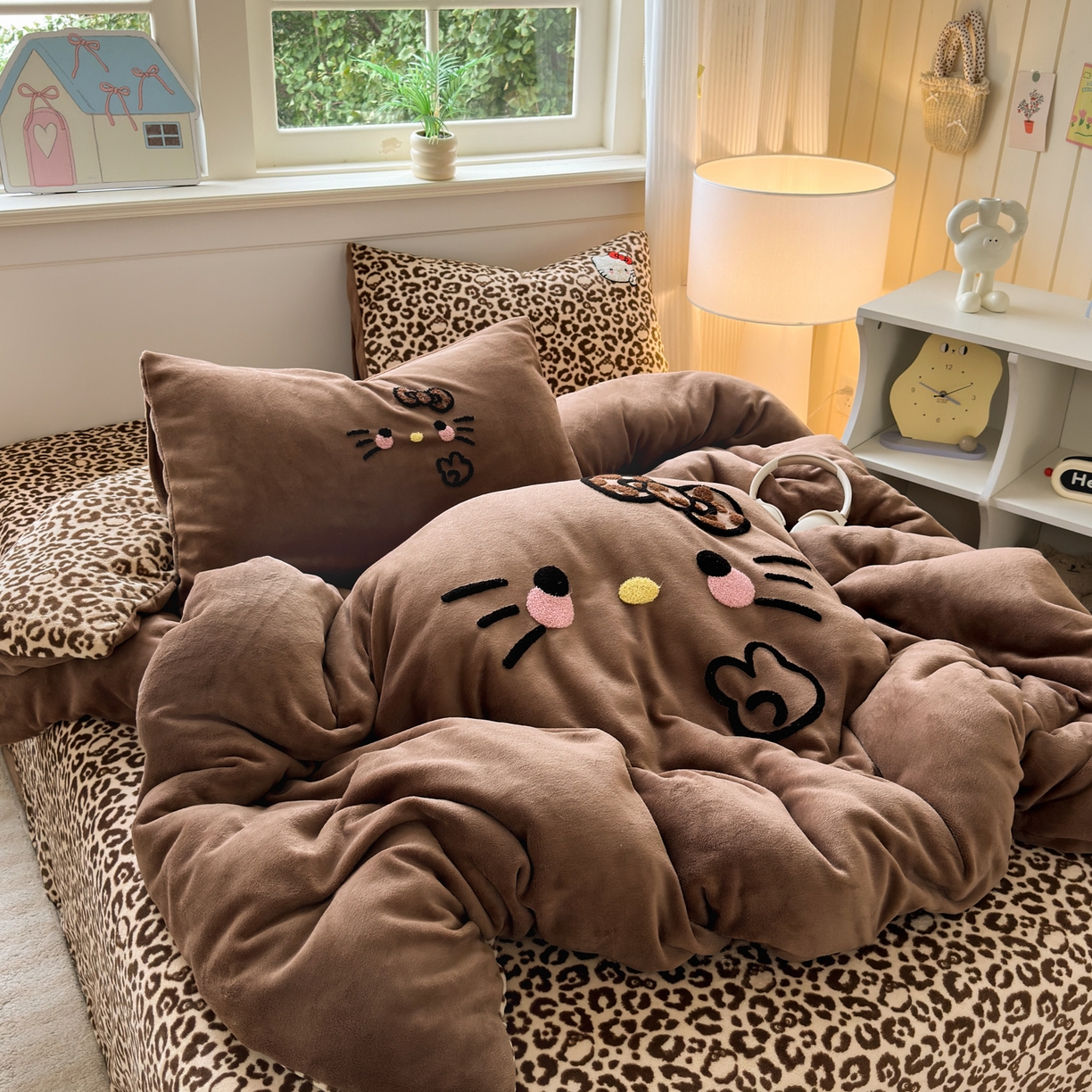 91家纺网 家纺一手货源 找家纺 一霖家纺 2025新款小清新牛奶绒毛巾绣四件套-第二波 黑皮KT咖