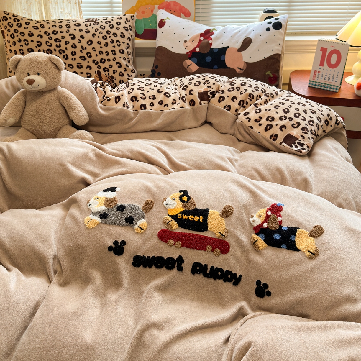 91家纺网 家纺一手货源 找家纺 一霖家纺 2025新款小清新牛奶绒毛巾绣四件套-第二波 豹纹腊肠狗