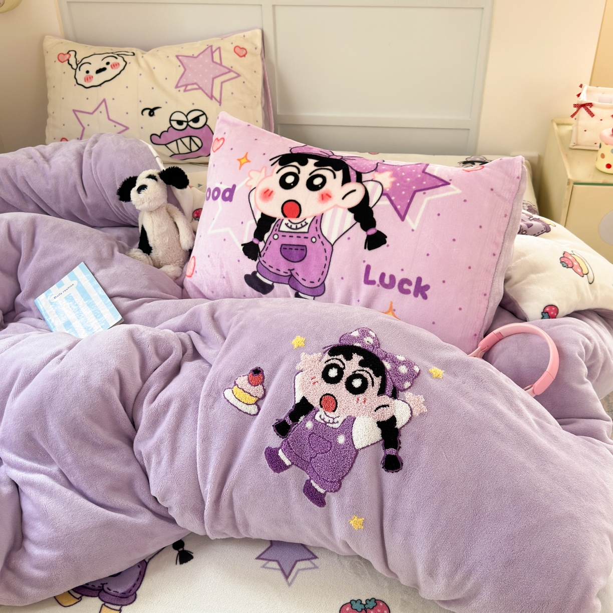 91家纺网 家纺一手货源 找家纺 一霖家纺 2025新款小清新牛奶绒毛巾绣四件套-第二波 甜品小新紫绒