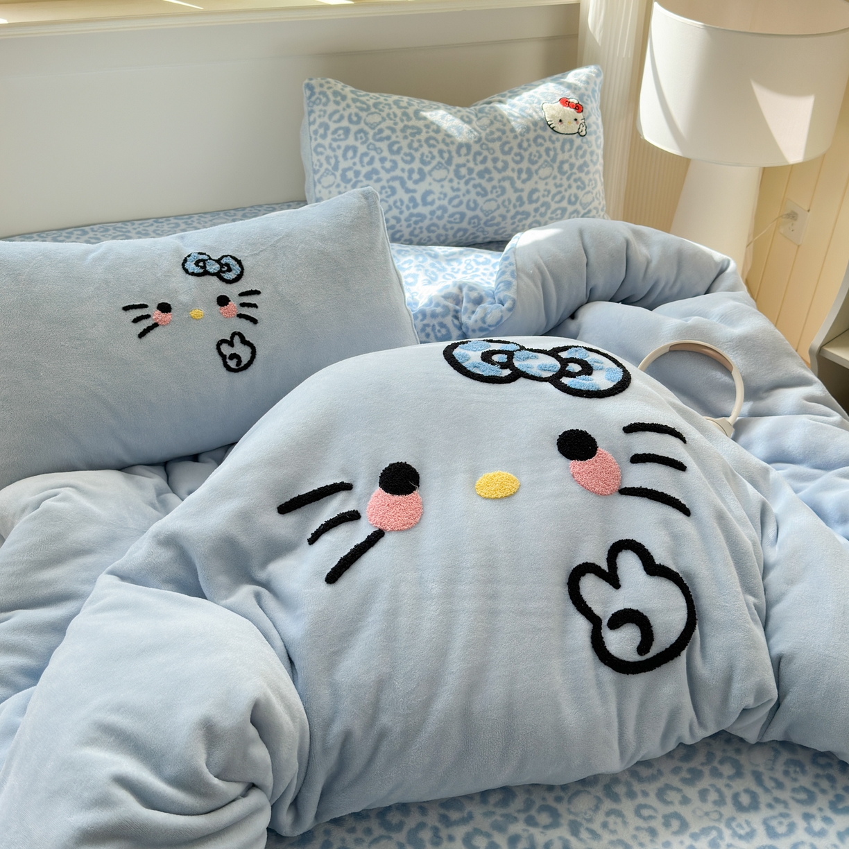 91家纺网 家纺一手货源 找家纺 一霖家纺 2025新款小清新牛奶绒毛巾绣四件套-第二波 豹纹KT蓝