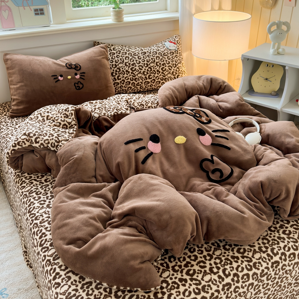 91家纺网 家纺一手货源 找家纺 一霖家纺 2025新款小清新牛奶绒毛巾绣四件套-第二波 黑皮KT咖