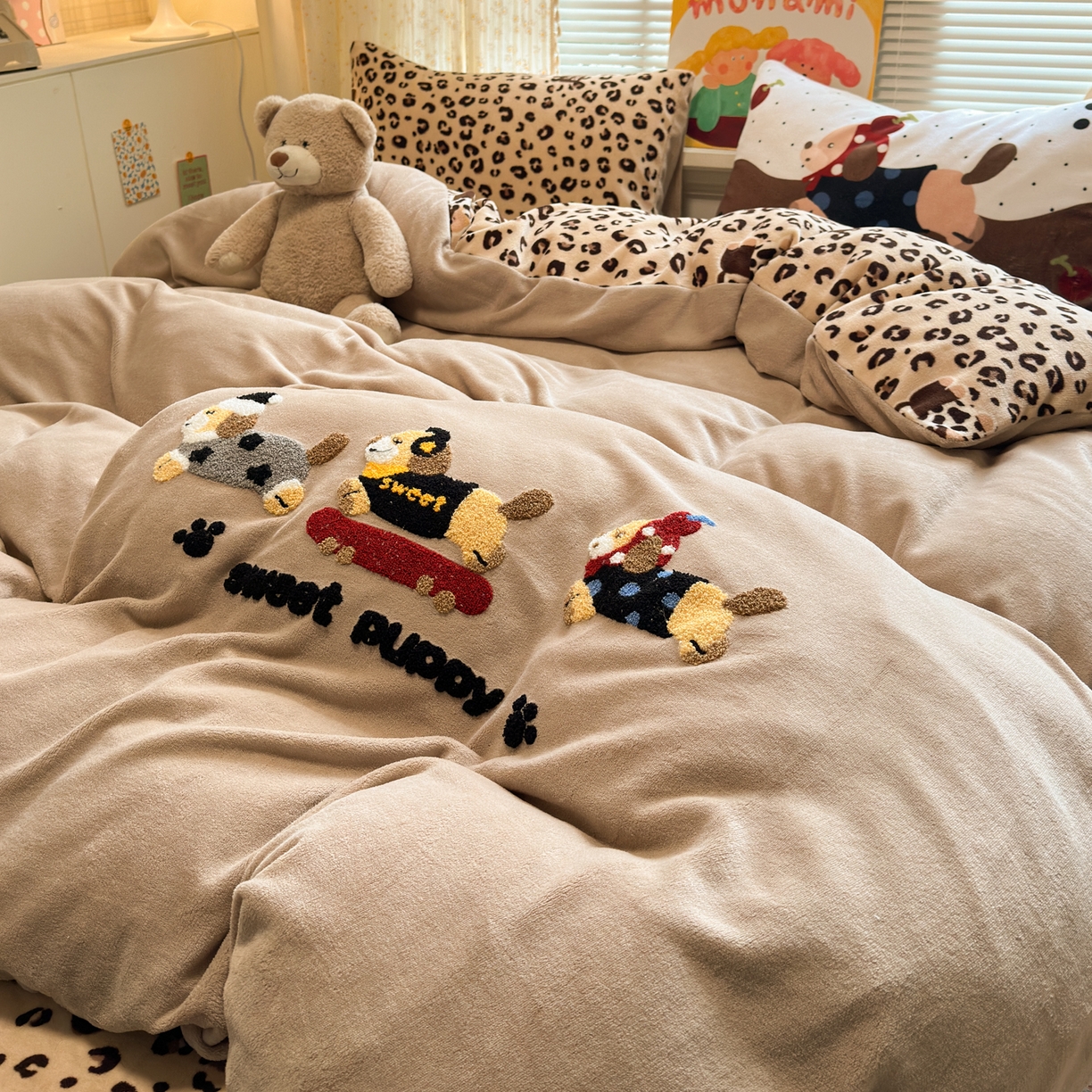 91家纺网 家纺一手货源 找家纺 一霖家纺 2025新款小清新牛奶绒毛巾绣四件套-第二波 豹纹腊肠狗