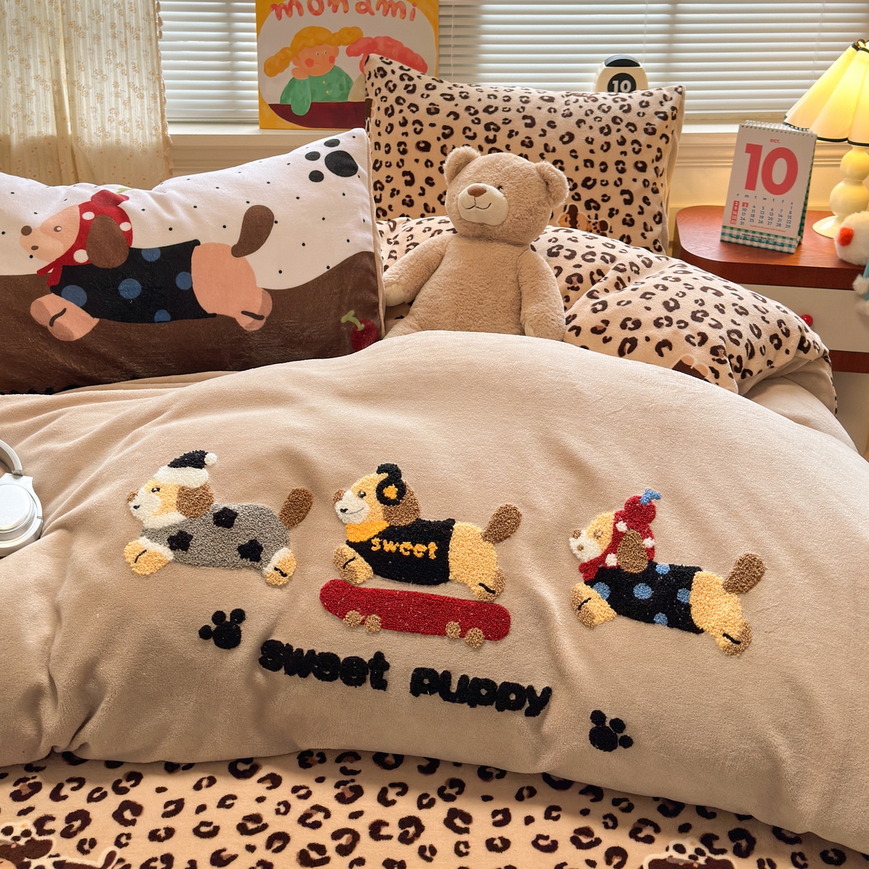 91家纺网 家纺一手货源 找家纺 一霖家纺 2025新款小清新牛奶绒毛巾绣四件套-第二波 豹纹腊肠狗