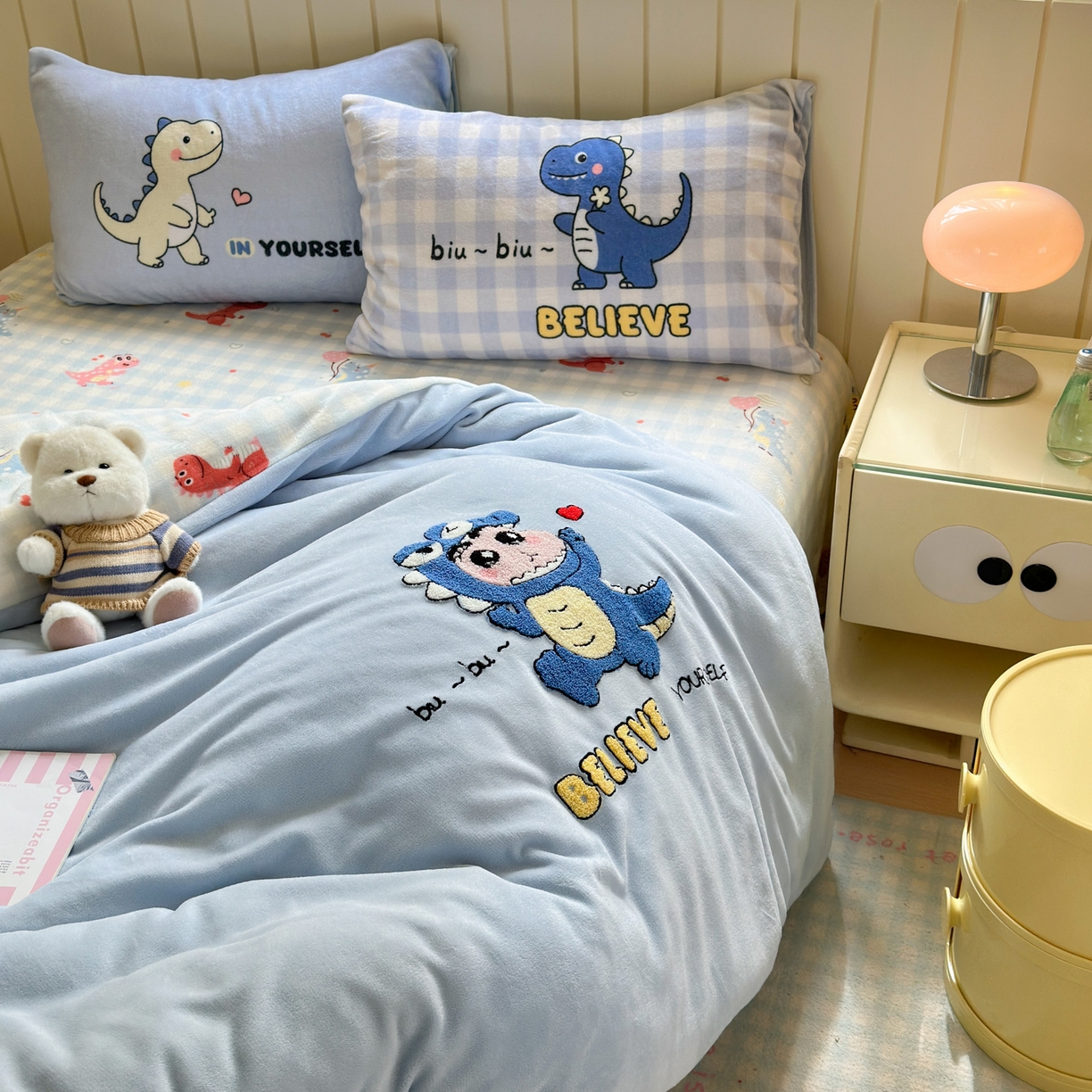 91家纺网 家纺一手货源 找家纺 一霖家纺 2025新款小清新牛奶绒毛巾绣四件套-第二波 魔法恐龙