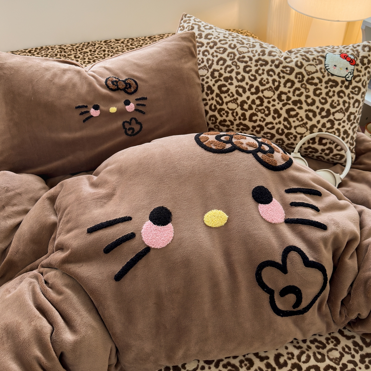 91家纺网 家纺一手货源 找家纺 一霖家纺 2025新款小清新牛奶绒毛巾绣四件套-第二波 黑皮KT咖