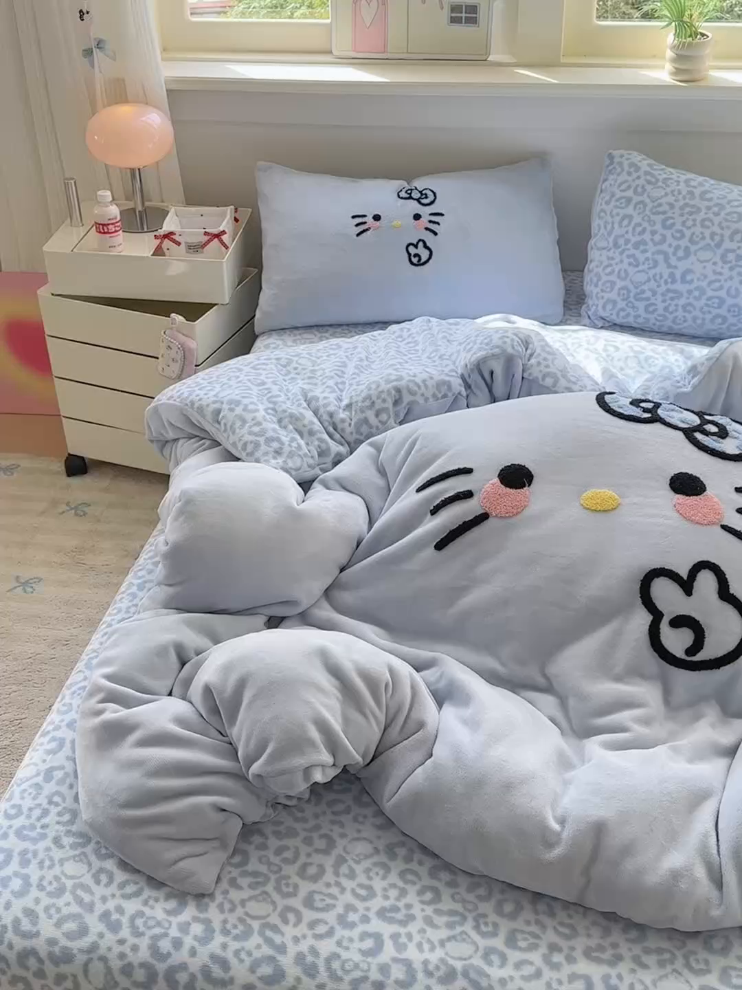 91家纺网 家纺一手货源 找家纺 一霖家纺 2025新款小清新牛奶绒毛巾绣四件套-第二波 豹纹KT蓝