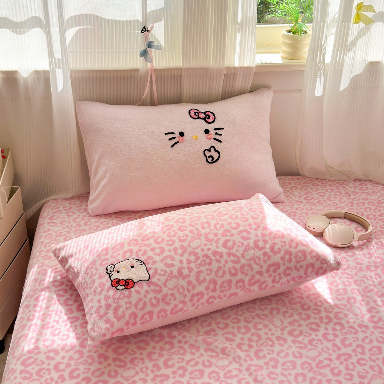 91家纺网 家纺一手货源 找家纺 乐童家纺 2025新款小清新牛奶绒毛巾绣四件套-第二波 豹纹KT粉