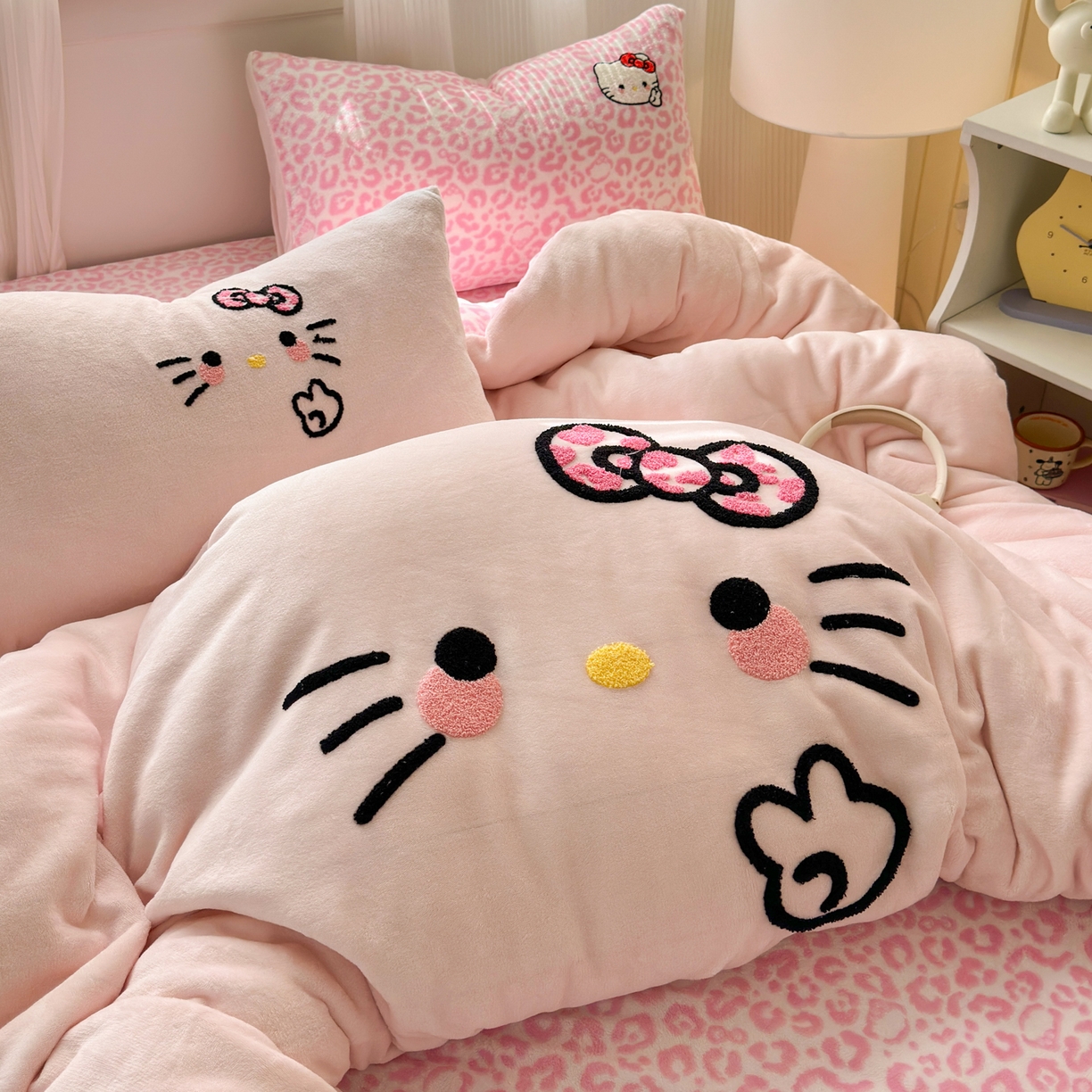 91家纺网 家纺一手货源 找家纺 乐童家纺 2025新款小清新牛奶绒毛巾绣四件套-第二波 豹纹KT粉