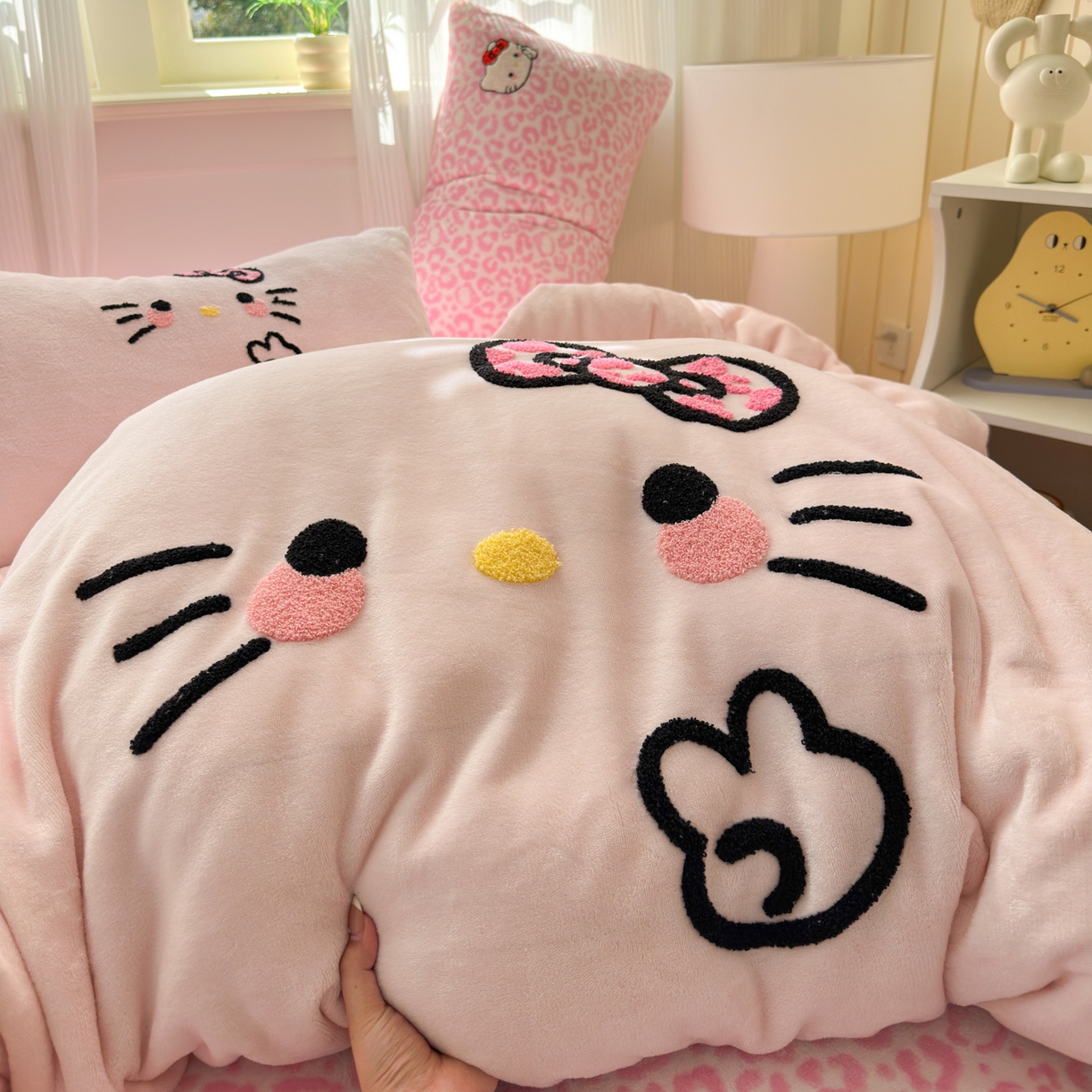 91家纺网 家纺一手货源 找家纺 乐童家纺 2025新款小清新牛奶绒毛巾绣四件套-第二波 豹纹KT粉