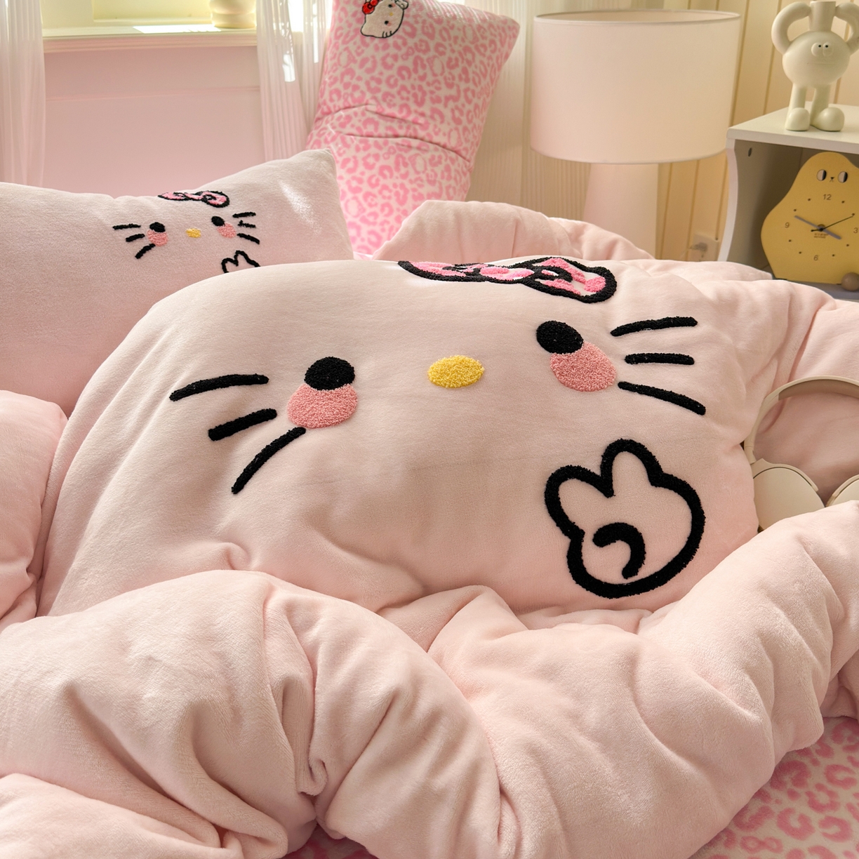 91家纺网 家纺一手货源 找家纺 乐童家纺 2025新款小清新牛奶绒毛巾绣四件套-第二波 豹纹KT粉