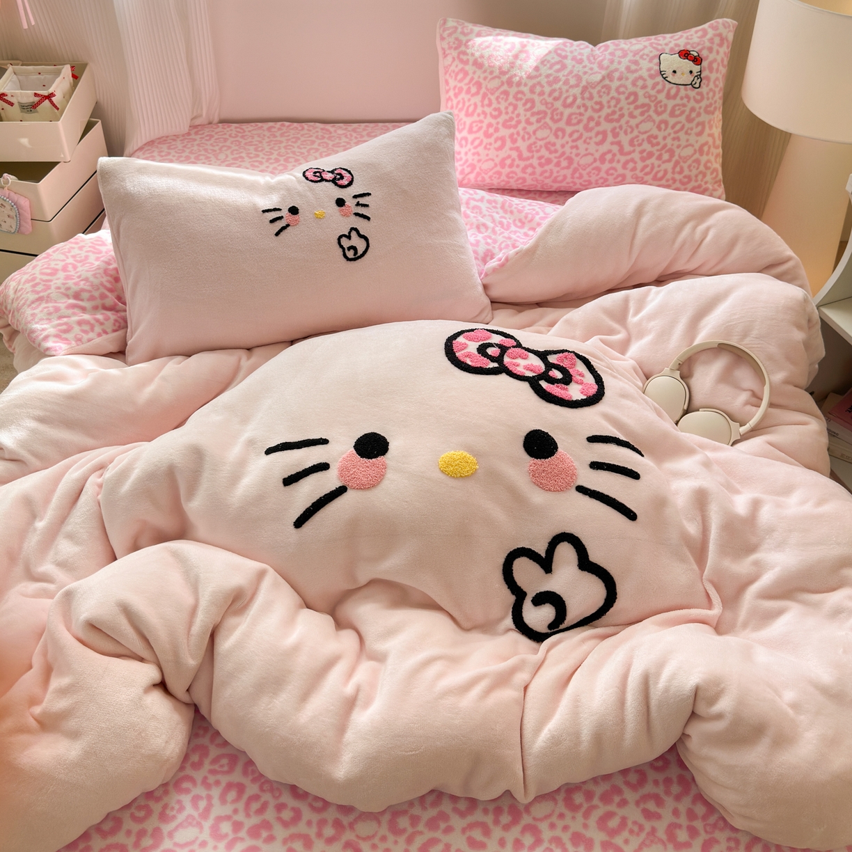 91家纺网 家纺一手货源 找家纺 乐童家纺 2025新款小清新牛奶绒毛巾绣四件套-第二波 豹纹KT粉