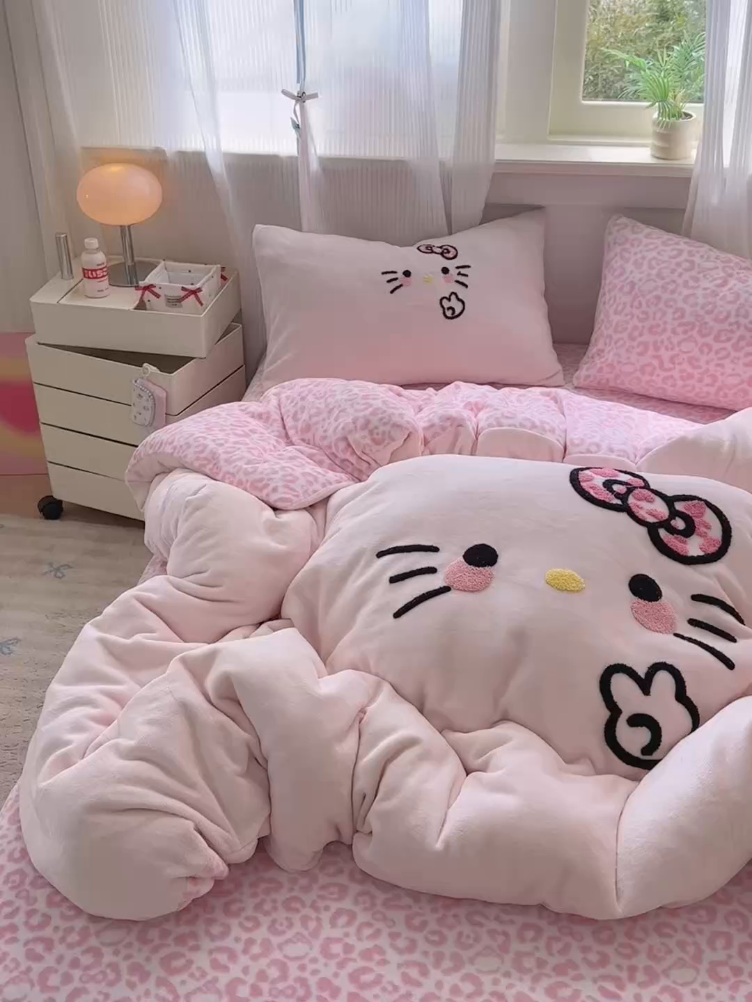 91家纺网 家纺一手货源 找家纺 乐童家纺 2025新款小清新牛奶绒毛巾绣四件套-第二波 豹纹KT粉