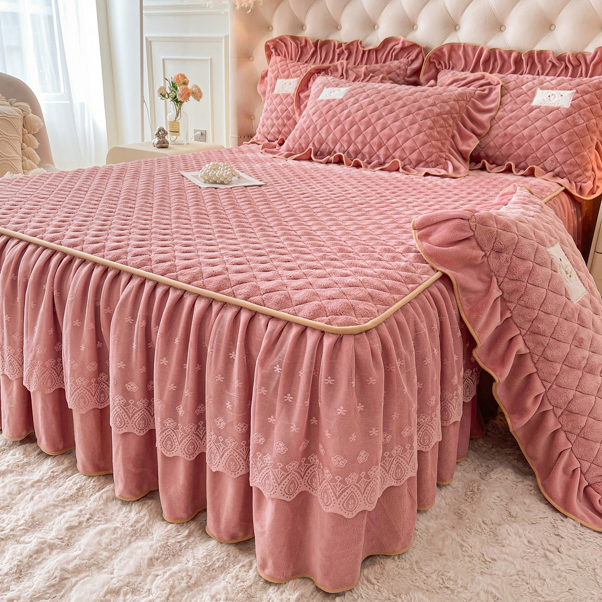 91家纺网 家纺一手货源 找家纺 （总）情恒家纺 2025新款立体泡泡牛奶绒夹棉床裙三件套系列-浅语光年