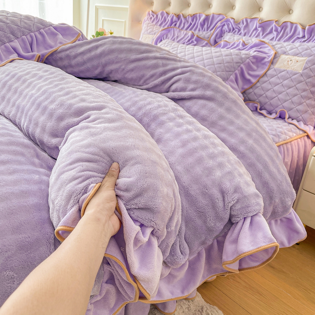 91家纺网 家纺一手货源 找家纺 情恒家纺 2025新款立体泡泡牛奶绒夹棉床裙三件套系列-浅语光年 浅语光年-梦紫