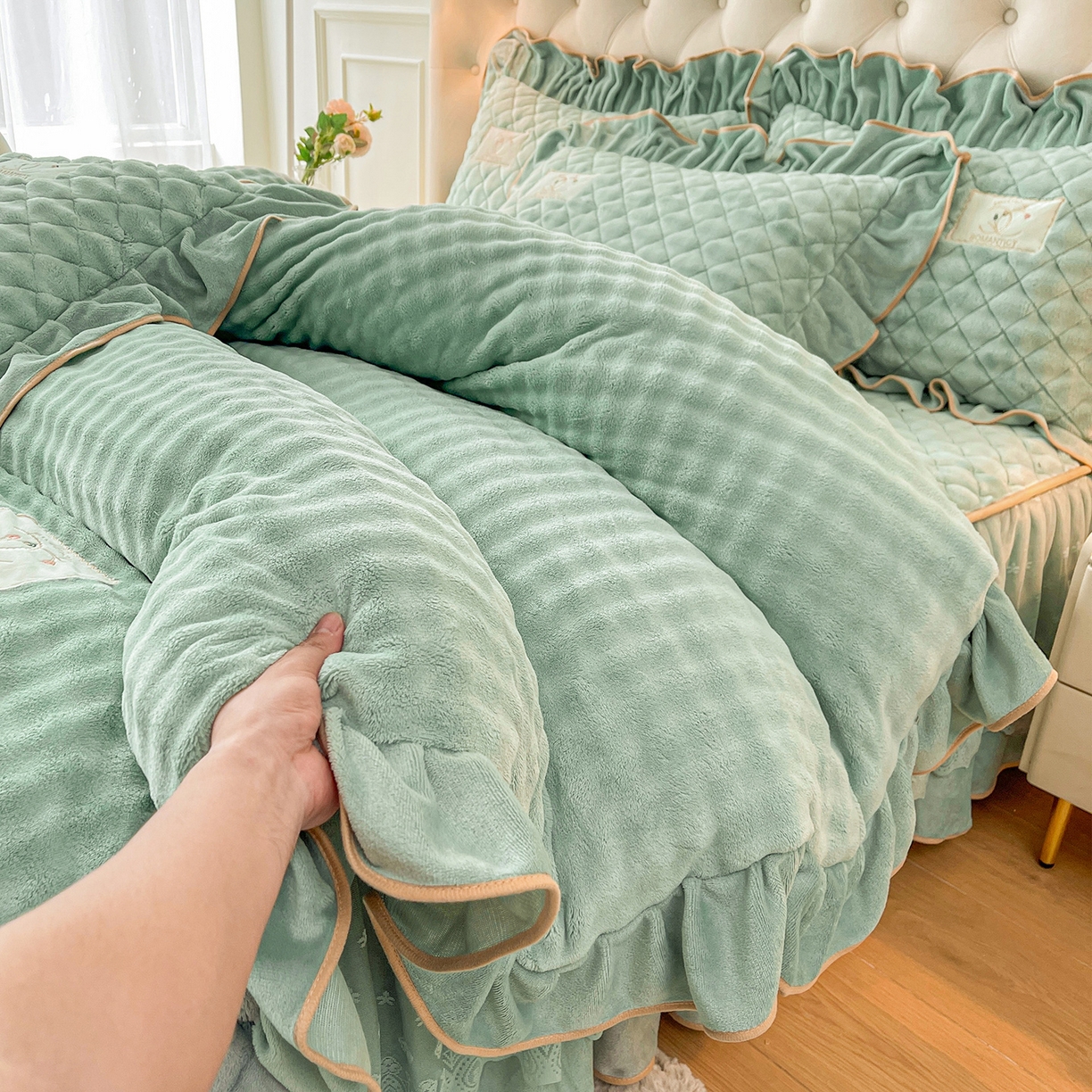 91家纺网 家纺一手货源 找家纺 情恒家纺 2025新款立体泡泡牛奶绒夹棉床裙三件套系列-浅语光年 浅语光年-水绿