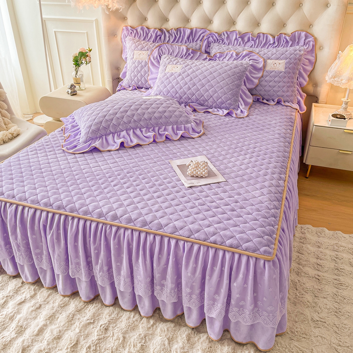 91家纺网 家纺一手货源 找家纺 情恒家纺 2025新款立体泡泡牛奶绒夹棉床裙三件套系列-浅语光年 浅语光年-梦紫