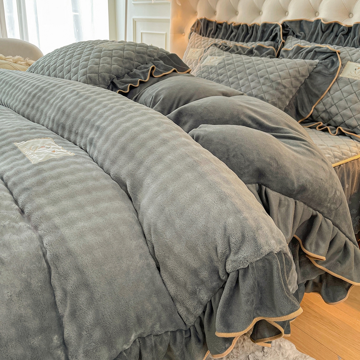 91家纺网 家纺一手货源 找家纺 情恒家纺 2025新款立体泡泡牛奶绒夹棉床裙三件套系列-浅语光年 浅语光年-星灰