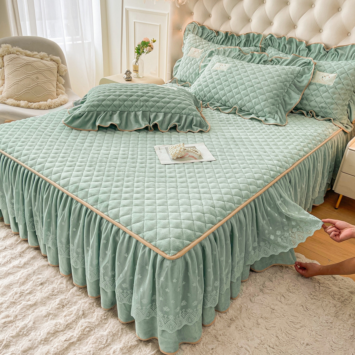 91家纺网 家纺一手货源 找家纺 情恒家纺 2025新款立体泡泡牛奶绒夹棉床裙三件套系列-浅语光年 浅语光年-水绿