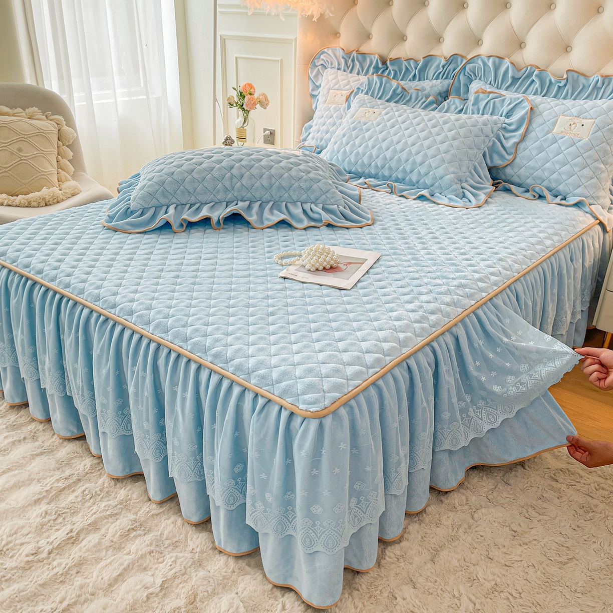 91家纺网 家纺一手货源 找家纺 情恒家纺 2025新款立体泡泡牛奶绒夹棉床裙三件套系列-浅语光年 浅语光年-蔚蓝