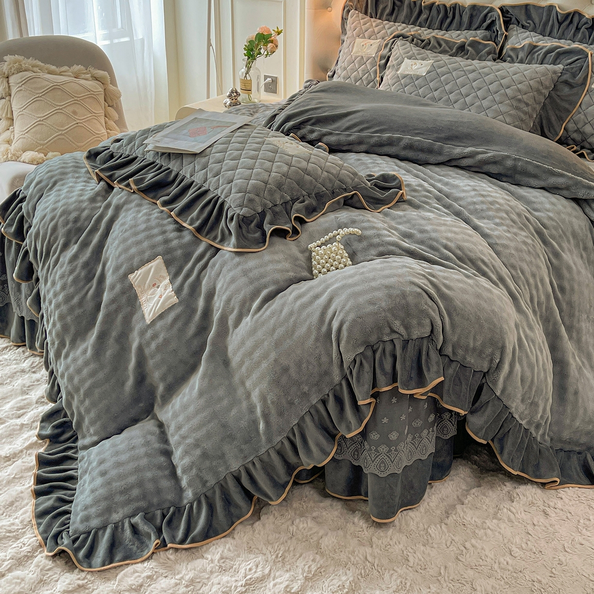 91家纺网 家纺一手货源 找家纺 情恒家纺 2025新款立体泡泡牛奶绒夹棉床裙三件套系列-浅语光年 浅语光年-星灰