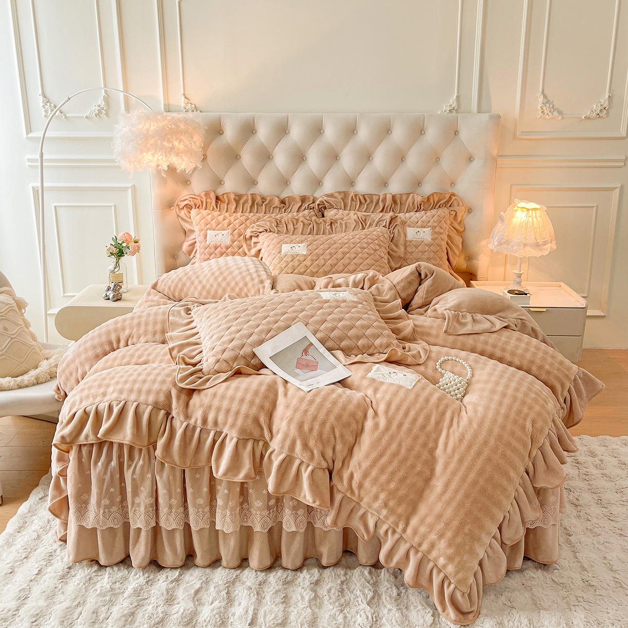 91家纺网 家纺一手货源 找家纺 情恒家纺 2025新款立体泡泡牛奶绒夹棉床裙三件套系列-浅语光年 浅语光年-卡其