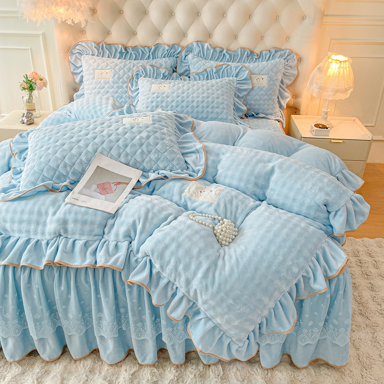 91家纺网 家纺一手货源 找家纺 情恒家纺 2025新款立体泡泡牛奶绒夹棉床裙三件套系列-浅语光年 浅语光年-蔚蓝