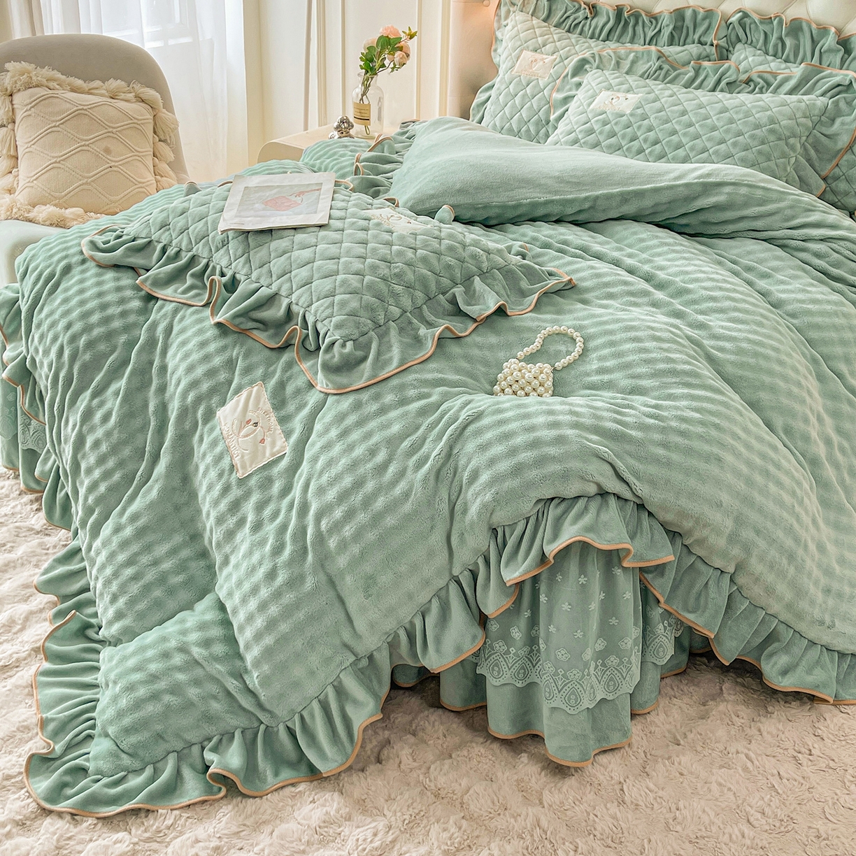 91家纺网 家纺一手货源 找家纺 情恒家纺 2025新款立体泡泡牛奶绒夹棉床裙三件套系列-浅语光年 浅语光年-水绿