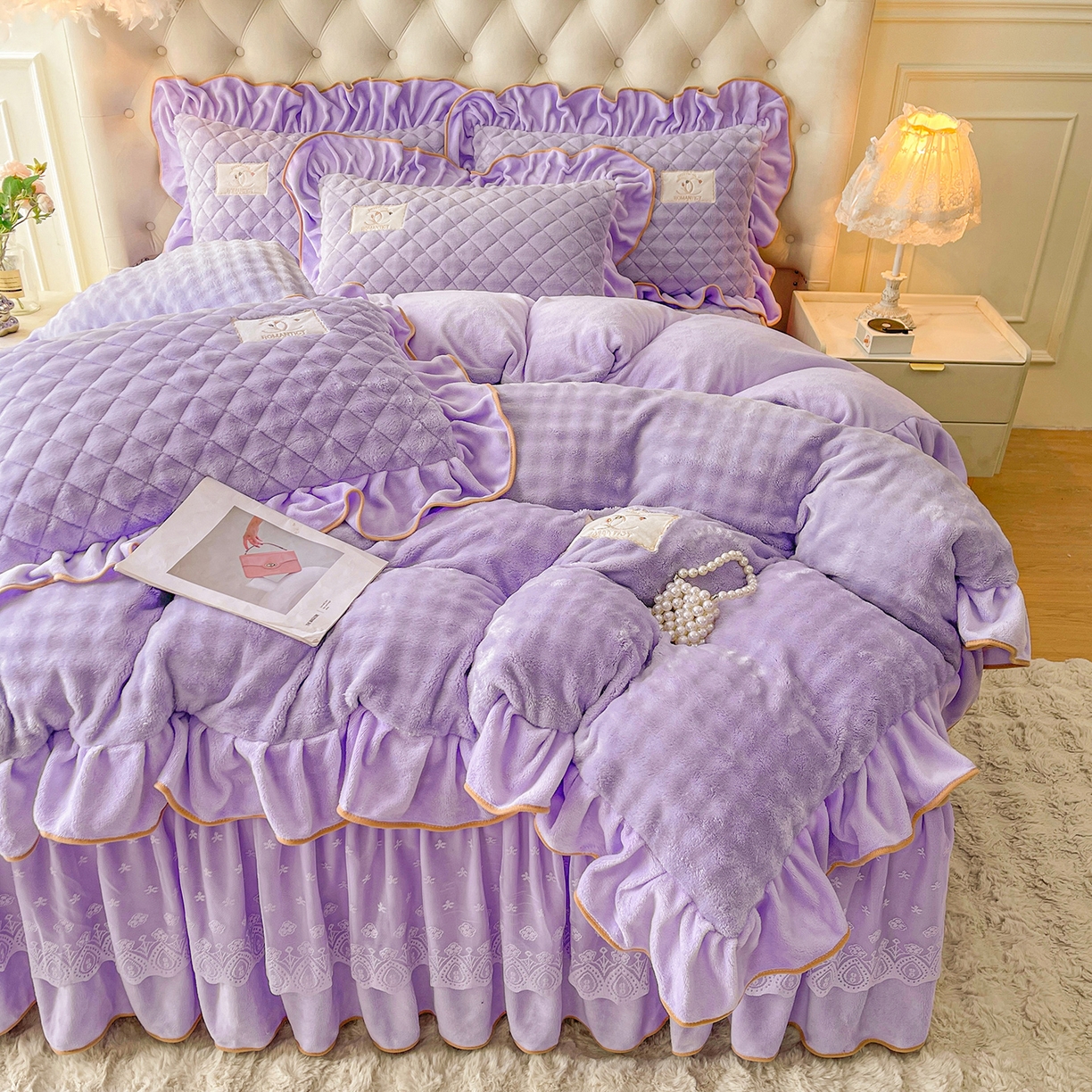 91家纺网 家纺一手货源 找家纺 情恒家纺 2025新款立体泡泡牛奶绒夹棉床裙三件套系列-浅语光年 浅语光年-梦紫