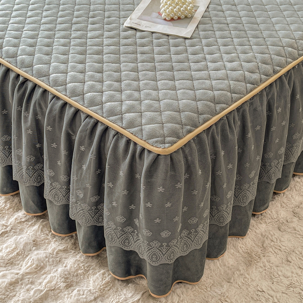 91家纺网 家纺一手货源 找家纺 情恒家纺 2025新款立体泡泡牛奶绒夹棉床裙三件套系列-浅语光年 浅语光年-星灰