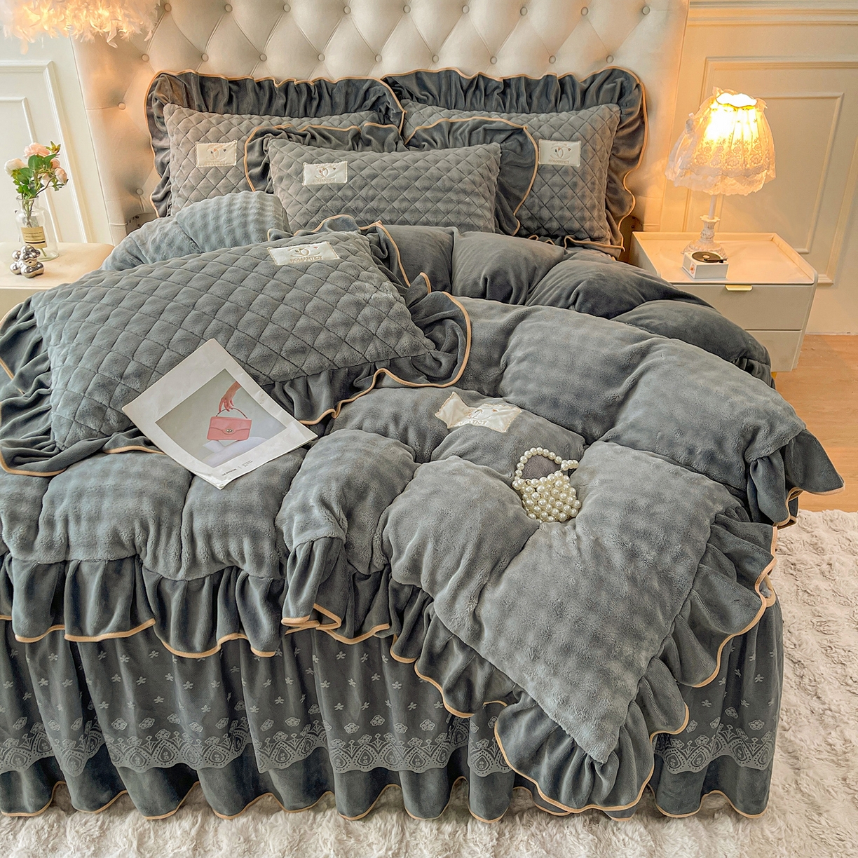 91家纺网 家纺一手货源 找家纺 情恒家纺 2025新款立体泡泡牛奶绒夹棉床裙三件套系列-浅语光年 浅语光年-星灰