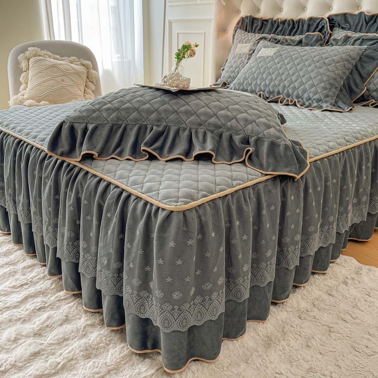 91家纺网 家纺一手货源 找家纺 情恒家纺 2025新款立体泡泡牛奶绒夹棉床裙三件套系列-浅语光年 浅语光年-星灰