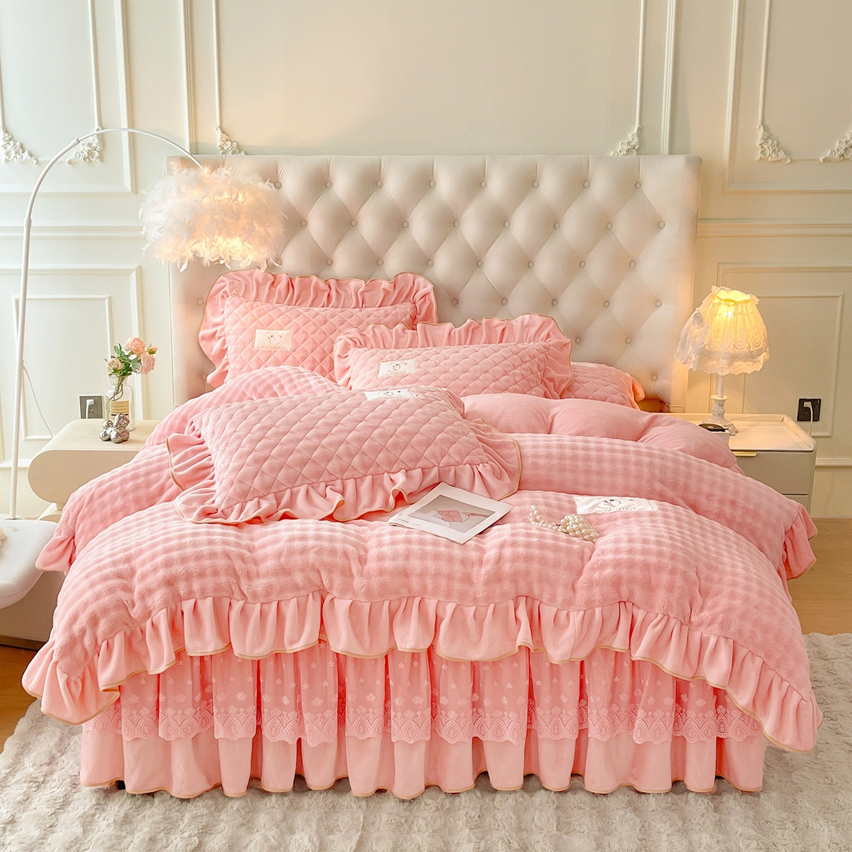 91家纺网 家纺一手货源 找家纺 情恒家纺 2025新款立体泡泡牛奶绒夹棉床裙三件套系列-浅语光年 浅语光年-香粉