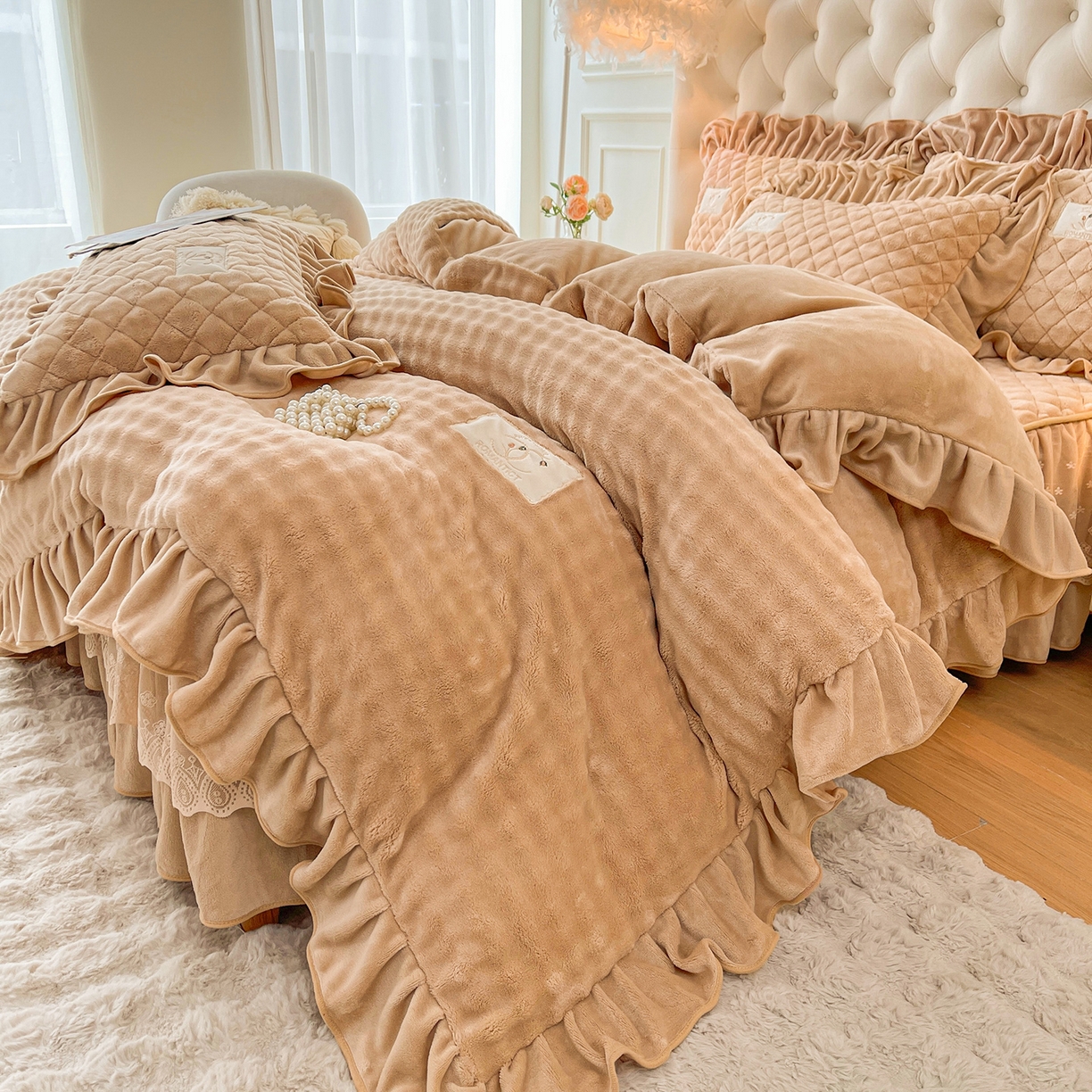 91家纺网 家纺一手货源 找家纺 情恒家纺 2025新款立体泡泡牛奶绒夹棉床裙三件套系列-浅语光年 浅语光年-卡其