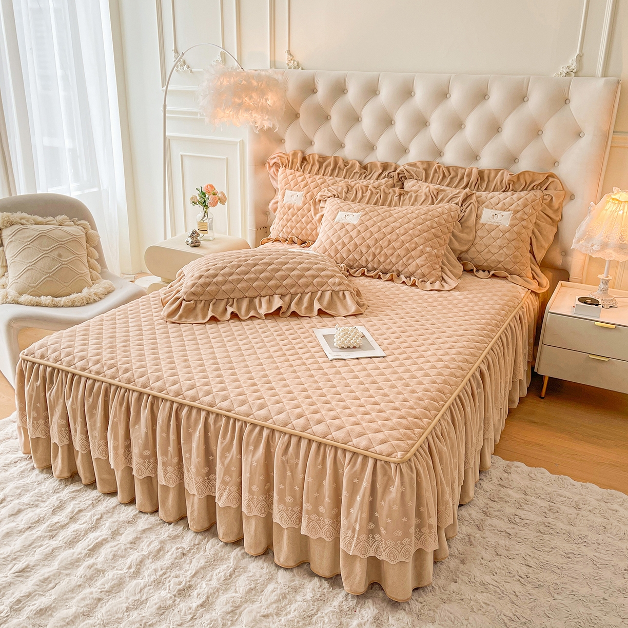 91家纺网 家纺一手货源 找家纺 情恒家纺 2025新款立体泡泡牛奶绒夹棉床裙三件套系列-浅语光年 浅语光年-卡其