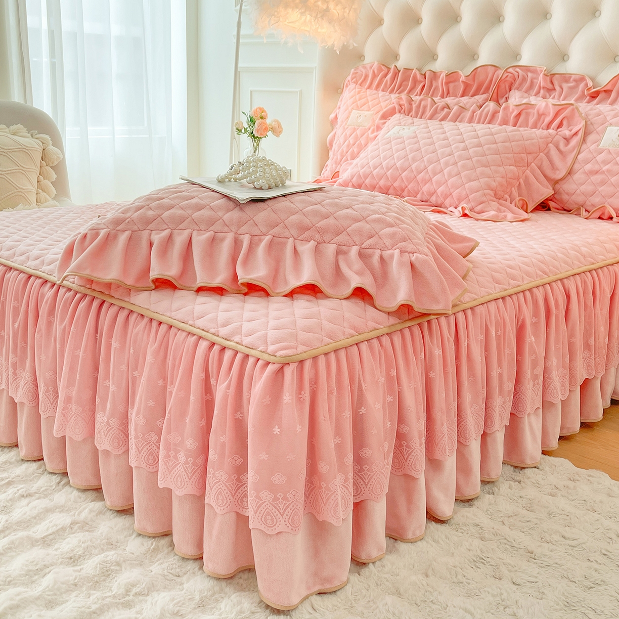 91家纺网 家纺一手货源 找家纺 情恒家纺 2025新款立体泡泡牛奶绒夹棉床裙三件套系列-浅语光年 浅语光年-香粉