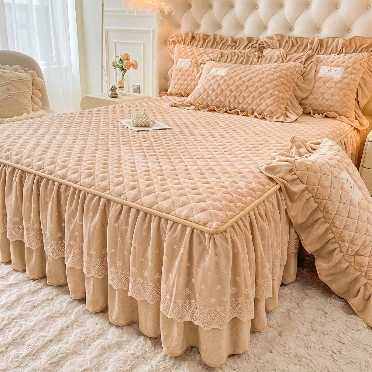 91家纺网 家纺一手货源 找家纺 情恒家纺 2025新款立体泡泡牛奶绒夹棉床裙三件套系列-浅语光年 浅语光年-卡其