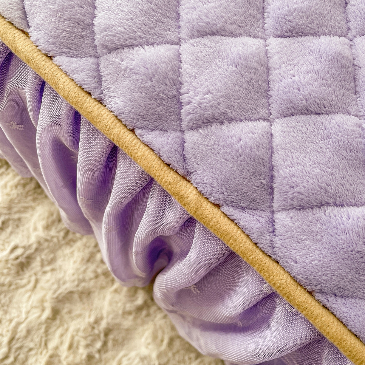 91家纺网 家纺一手货源 找家纺 情恒家纺 2025新款立体泡泡牛奶绒夹棉床裙三件套系列-浅语光年 浅语光年-梦紫