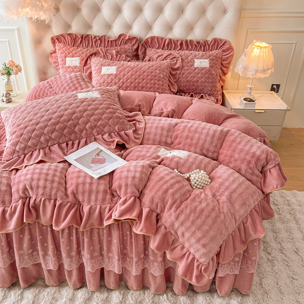 91家纺网 家纺一手货源 找家纺 情恒家纺 2025新款立体泡泡牛奶绒夹棉床裙三件套系列-浅语光年 浅语光年-豆沙