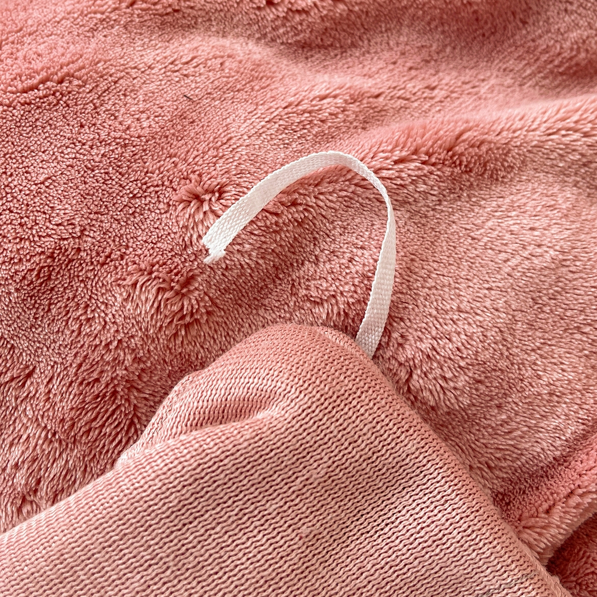 91家纺网 家纺一手货源 找家纺 情恒家纺 2025新款立体泡泡牛奶绒夹棉床裙三件套系列-浅语光年 浅语光年-豆沙